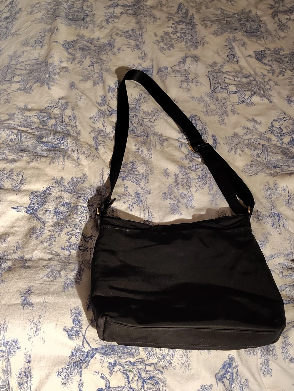 Tumi Vinyl Black Crossbody Bag - Casual Everyday Shoulder Bag With Gold Hardware